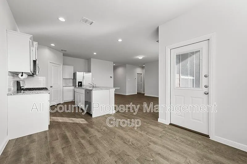 3 bed, 2.0 bath, 1488 sqft, $1,895 — Photo 3