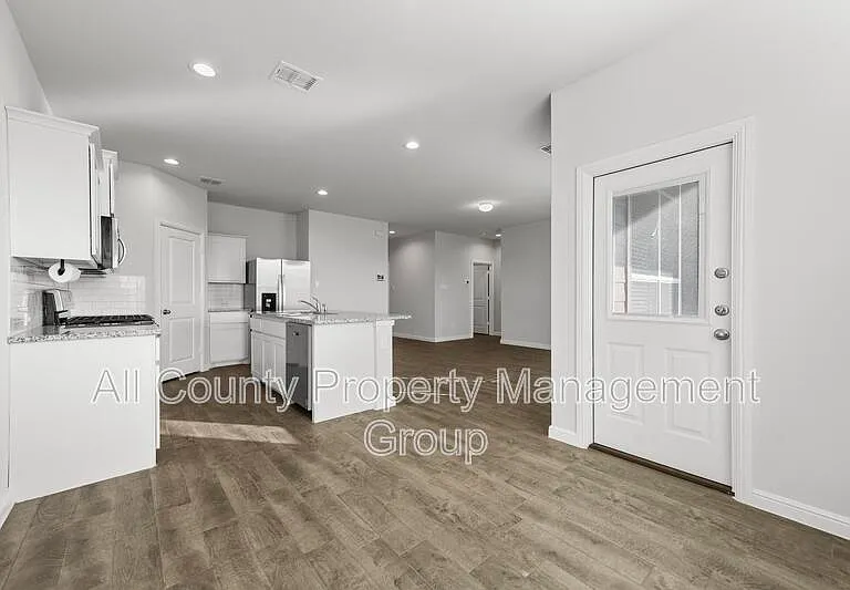 131 Orchard Pines Pl — Photo 3