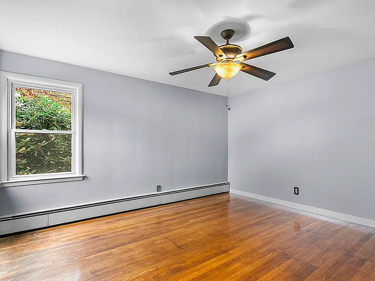 15 Glen Spring Dr — Photo 4