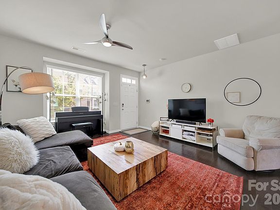 3rd image of 6946 Walnut Branch Ln
