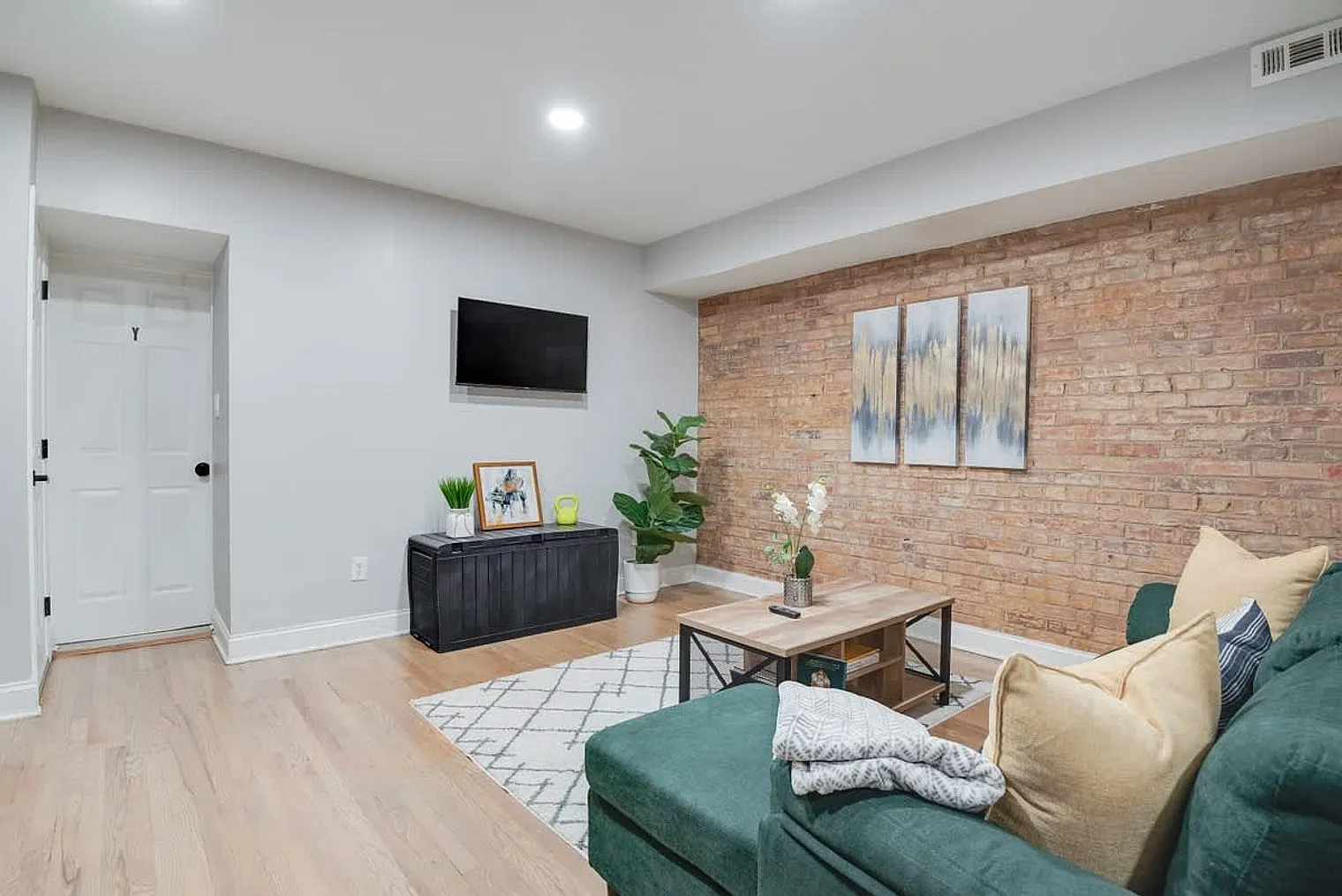 6 bed, 4.0 bath, 5597 sqft, $16,472 — Photo 4