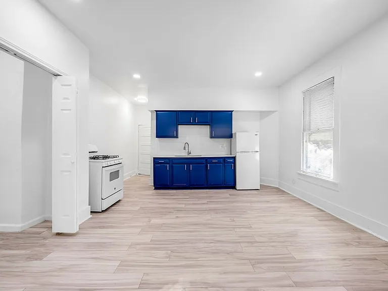 526 W Munson St — Photo 11