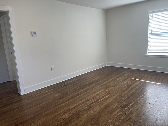 4th image of 1556 Park Hill Dr #1