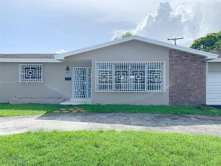 1820 SW 98th Ct — Photo 2