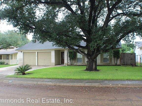 3rd image of 805 Pecan Dr
