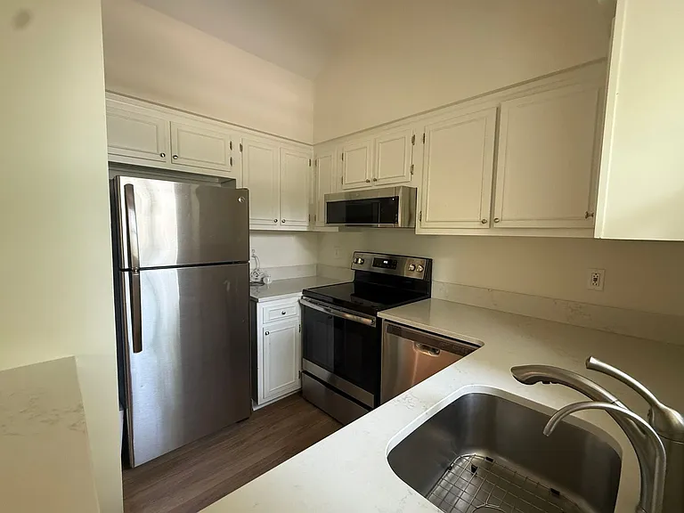 2135 Acklen Ave #8 — Photo 12
