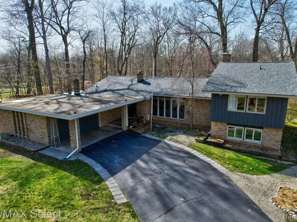 2151 Crestline Dr, Burton, MI 48509