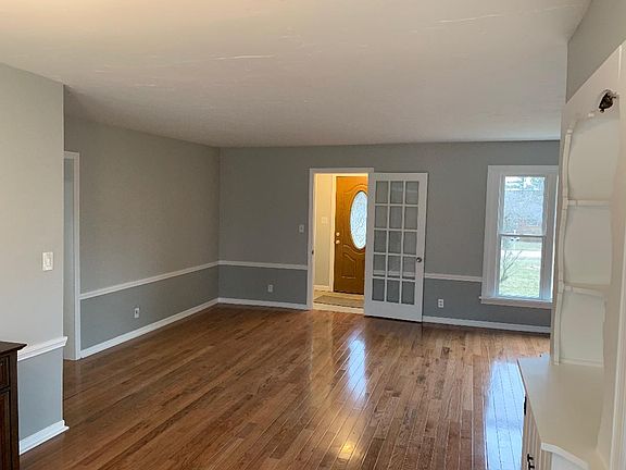 Dining room to entrance
