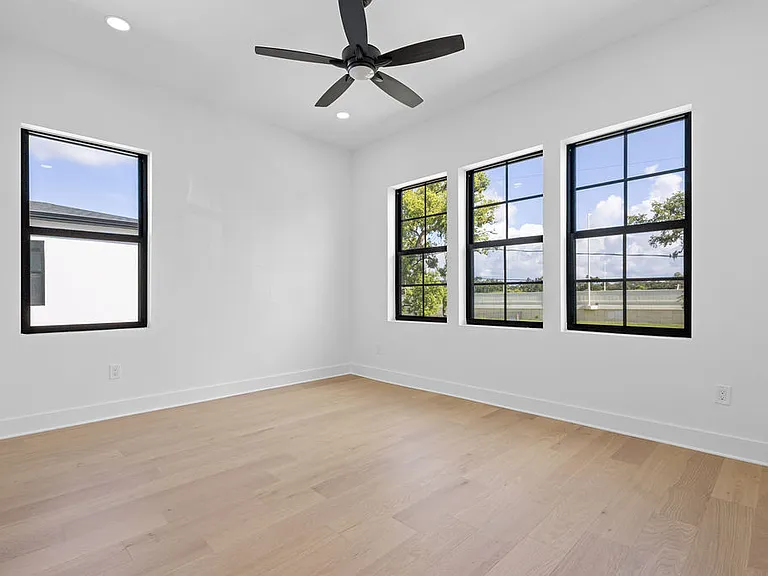 3202 W La Salle St — Photo 63