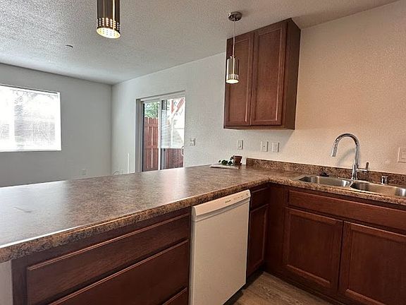 4th image of 825 Lakeside Dr #3
