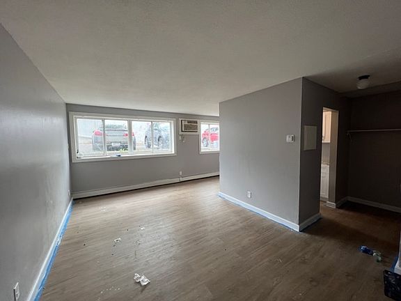 4th image of 121 Hoyt Ave W