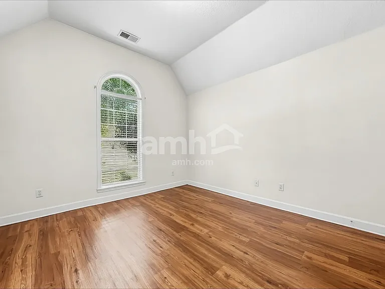 410 Vaiden Dr N — Photo 13