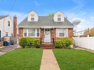 42 11th Ave, Mineola, NY 11501