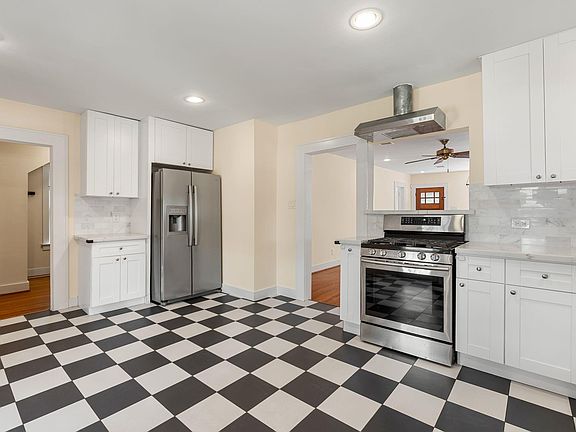 5th image of 701 E 17th St