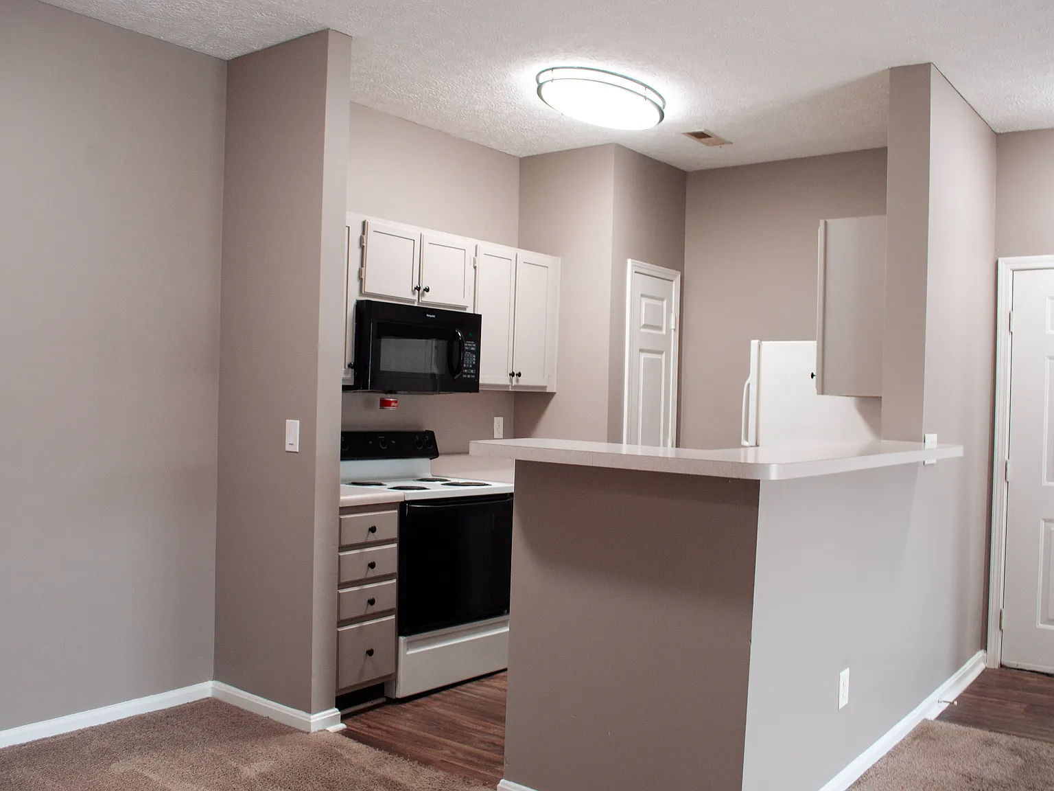 Lakeview Apartments — Photo 4