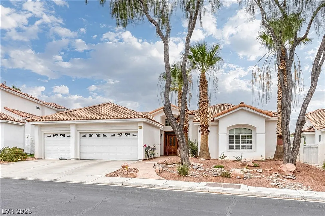 4 bed, 2.5 bath, 2608 sqft, $3,400 — Photo 2