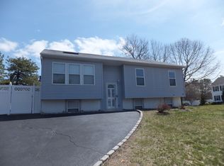 4 Michelle Ln, Selden, NY 11784
