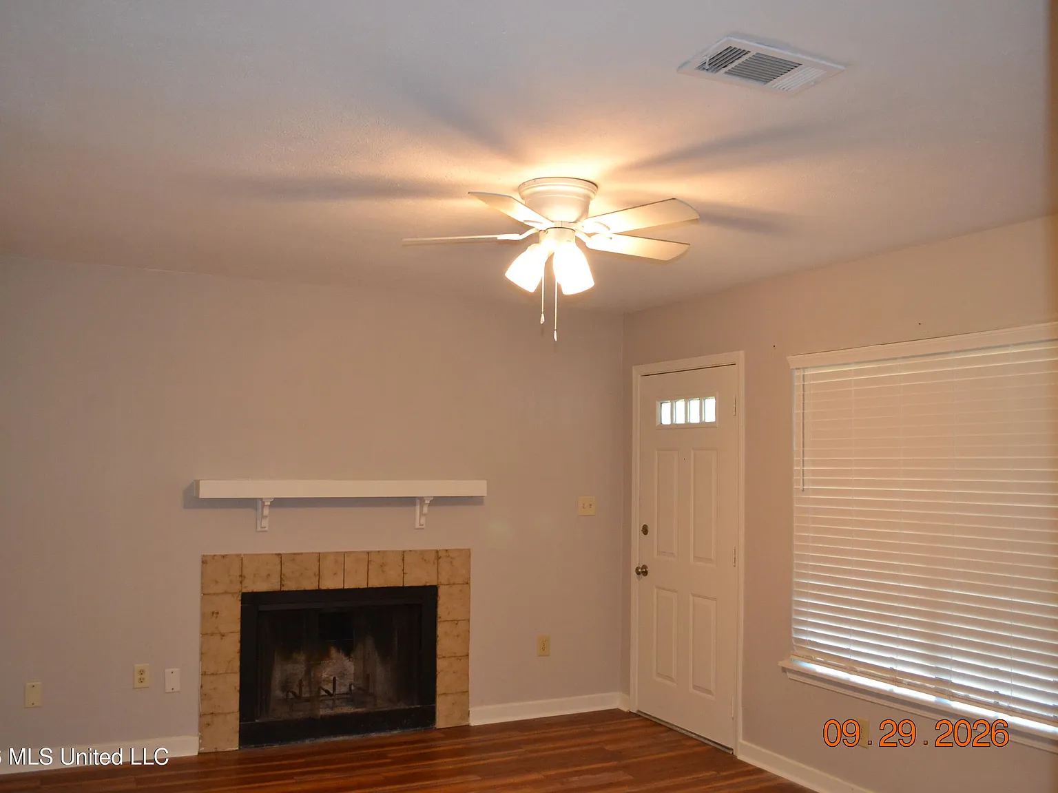 2 bed, 1.5 bath, 972 sqft, $1,300 — Photo 4