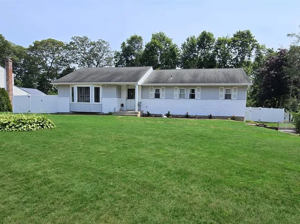 8 Milhouse Lane, Lake Grove, NY 11755