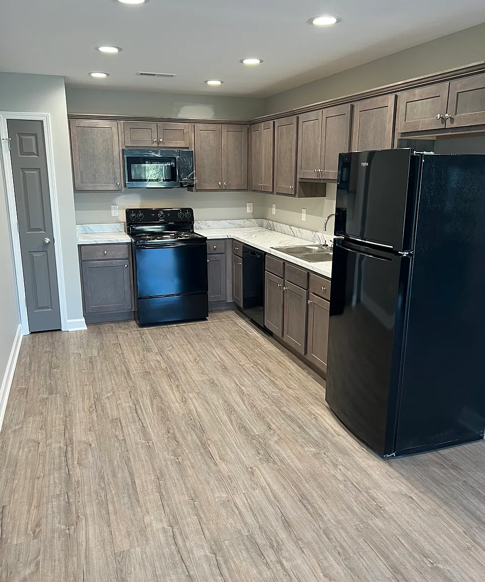 Spacious 2-Bedroom Apartment in Hopkinsville, KY — Photo 3