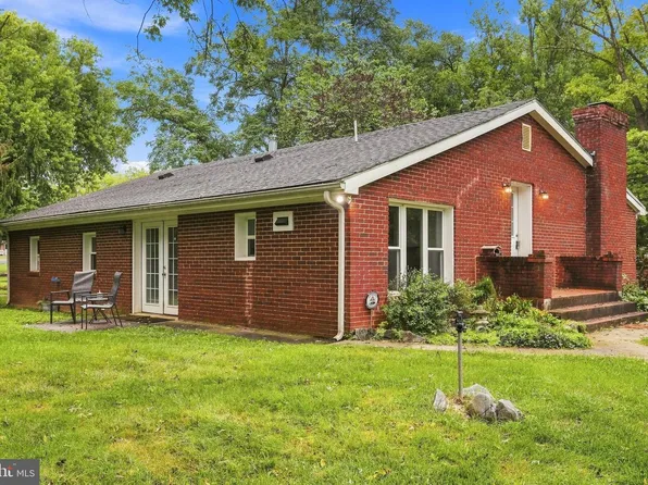 266 Thomson St, Summit Point, WV 25446