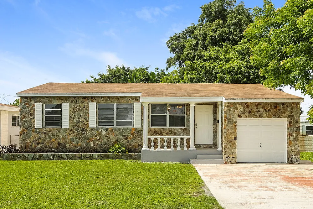3 bed, 2.0 bath, 1371 sqft, $2,780 — Photo 1