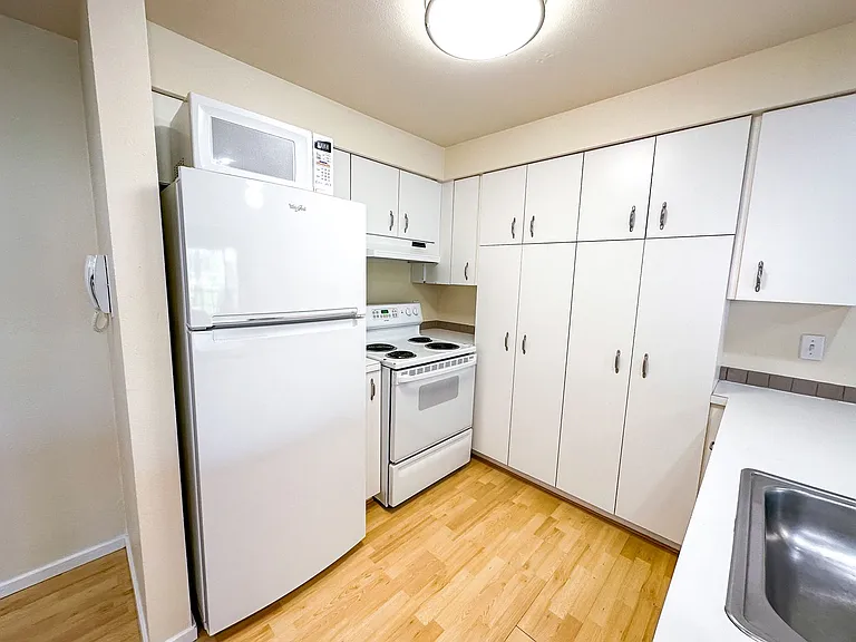 Castellan Apartments — Photo 44