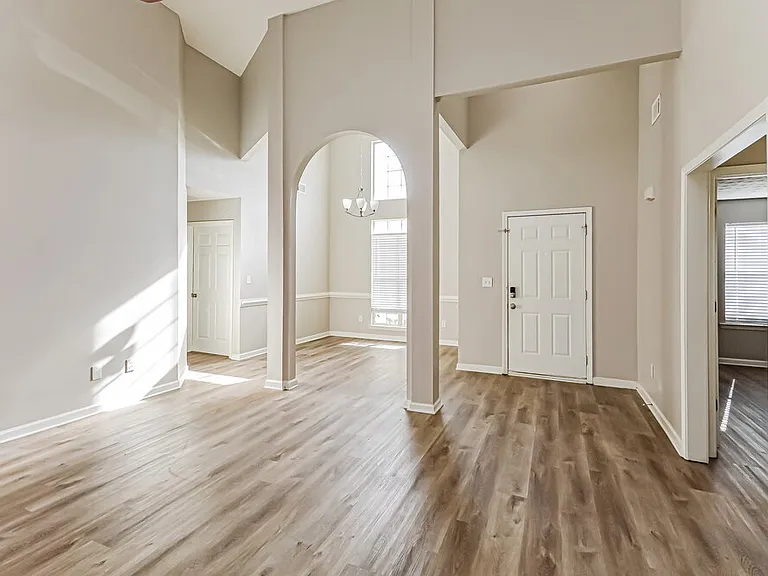 115 Syracuse Ln — Photo 5