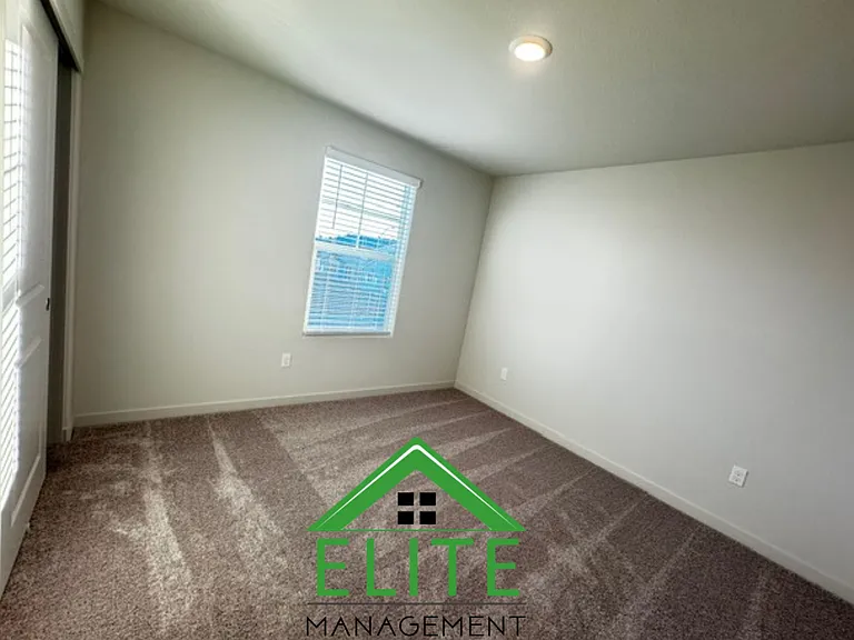 672 Diamond Valley Rd — Photo 10