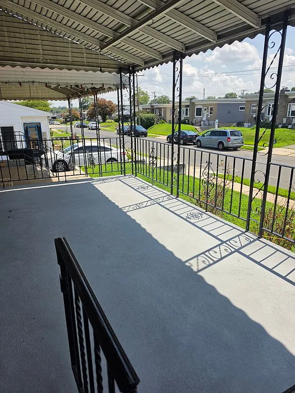 3 bed, 1.0 bath, 1100 sqft, $2,300 — Photo 2