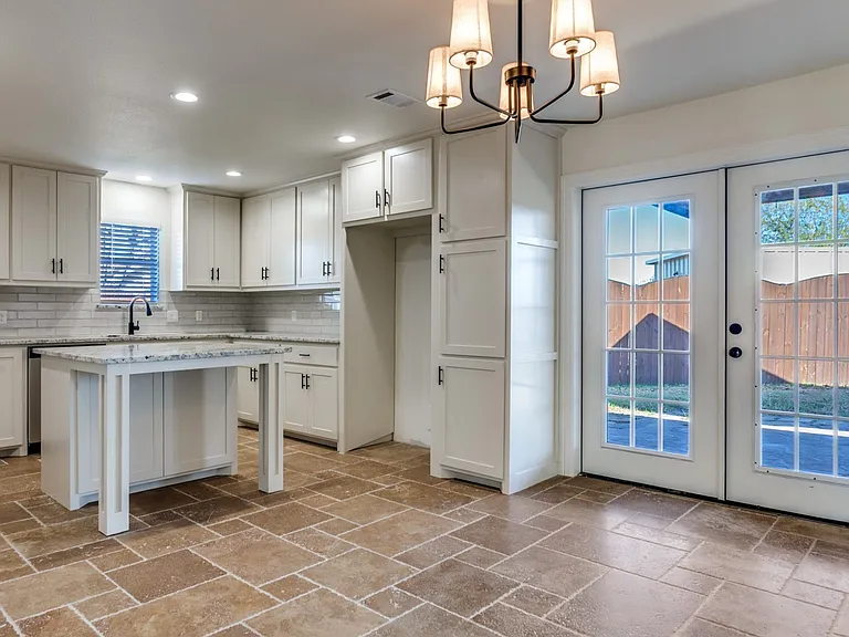 1024 W Apache Trl — Photo 5