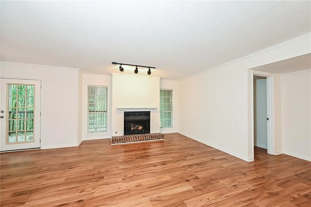 Building Photo - 201 Lenox Way NE