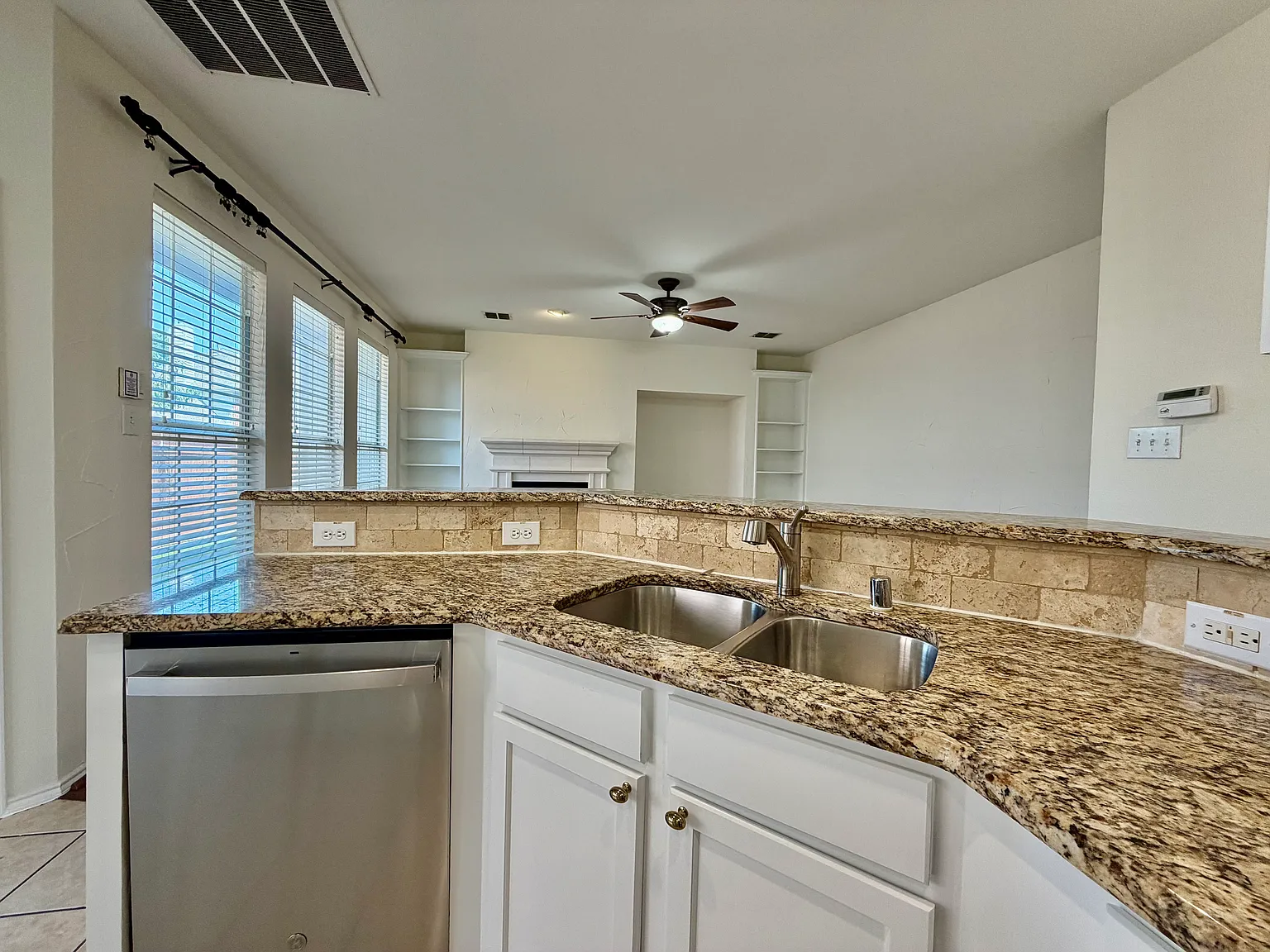 3 bed, 2341 sqft, $3,250 — Photo 4