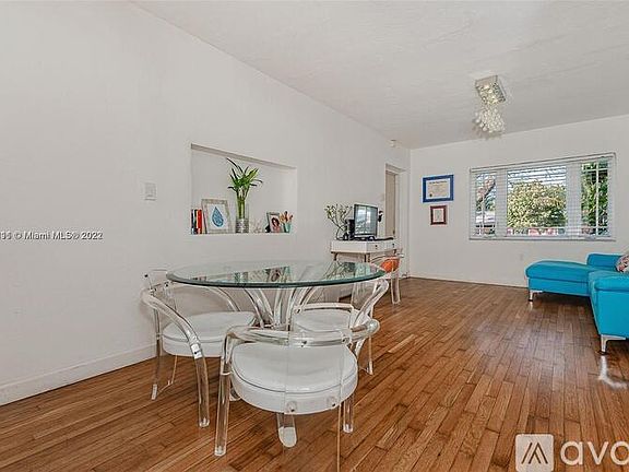 4th image of 1836 Roosevelt St