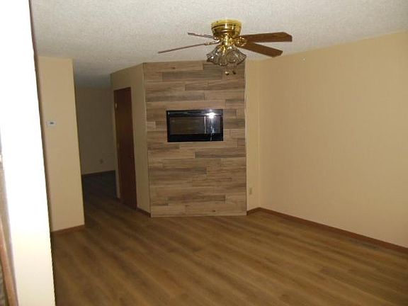 2nd image of 609 NE English Manor Dr