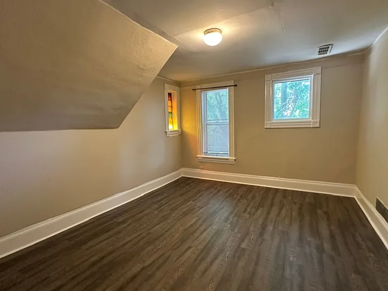 $1395 2 BR, 1 BA Upper Flat in an 1800's Victorian Home - 1704 E Bradford — Photo 2