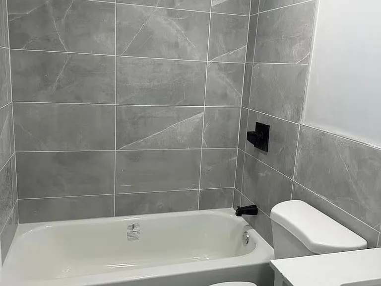 1049 Mercy St — Photo 4