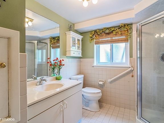 5th image of 823 Appletree Ln