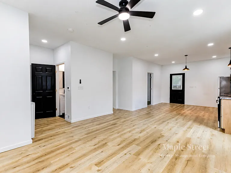 910 Main St — Photo 5