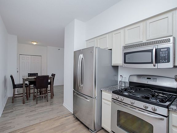 2nd image of 1134 W Granville Ave APT 711