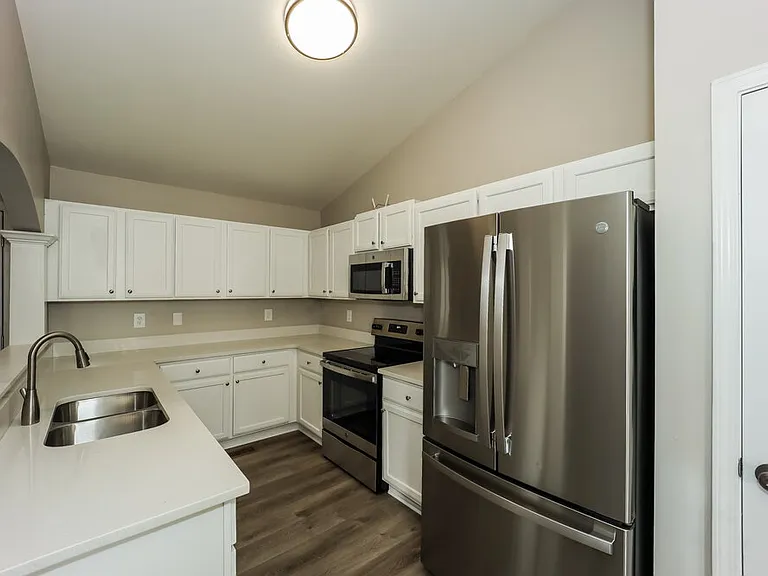 575 Sycamore Dr — Photo 8