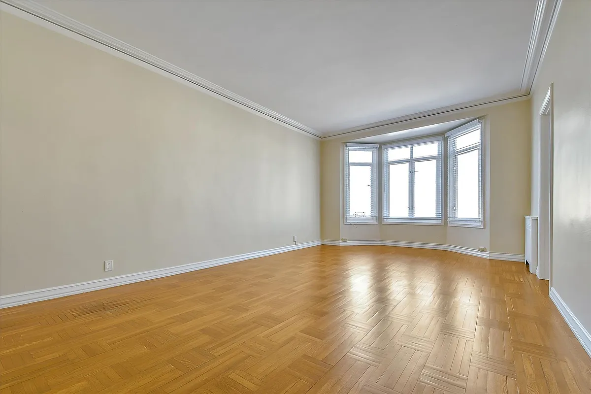 Main living area 25' x 13'

Photos are from a different unit with the same layout. No substantial differences in this room. - 3740 Fillmore St #104