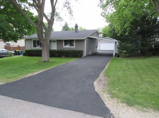 11 Hunters Path, Lake In The Hills, IL 60156