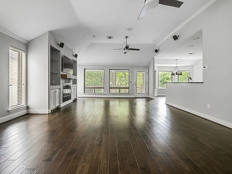 218 E Creekview Dr — Photo 2