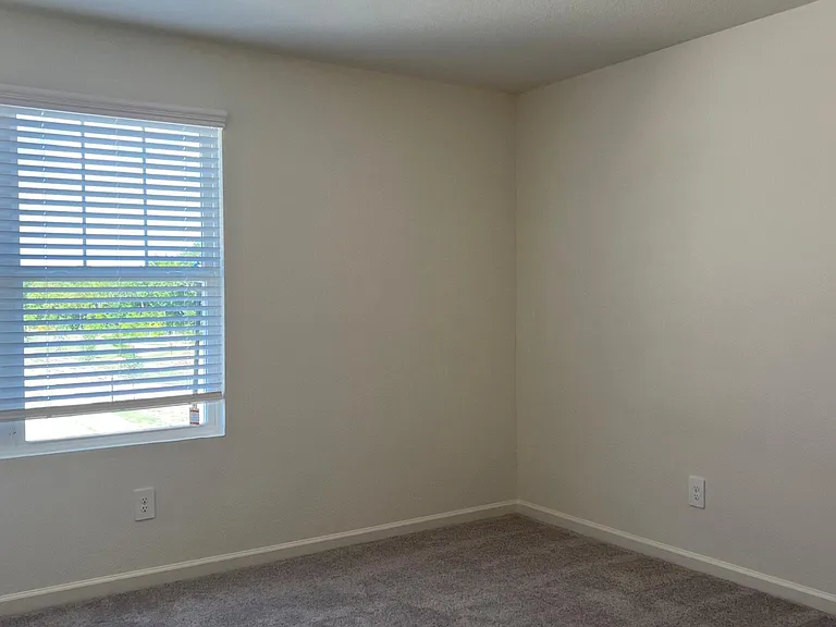 702 Camden Dr — Photo 12
