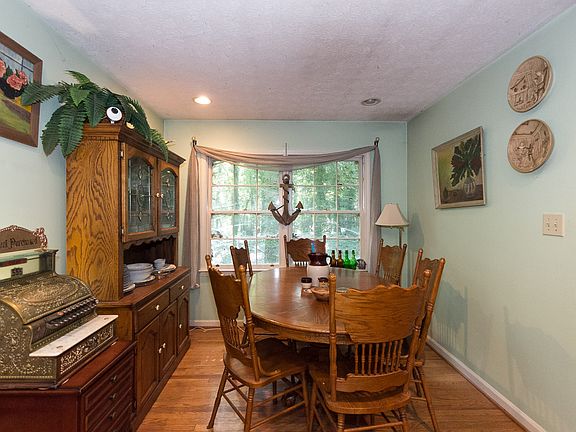 4th image of 365 Crestwood Dr