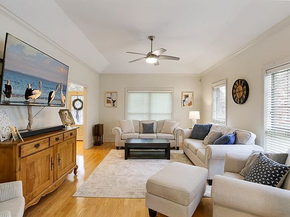 2nd image of 1333 Cambridge Ct