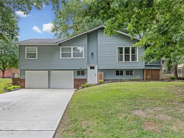 7302 N Woodland Ave, Gladstone, MO 64118