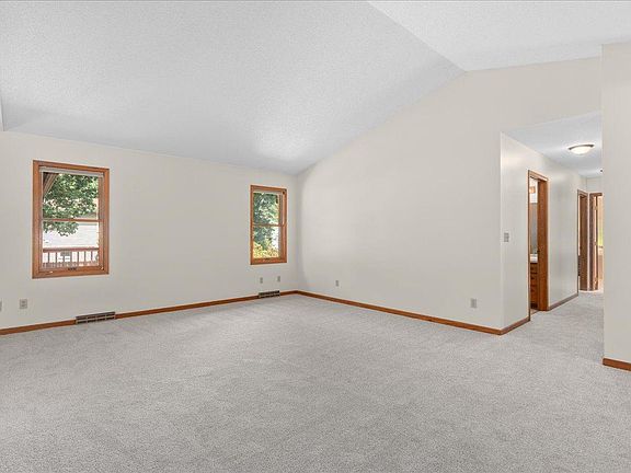 4th image of 908 Bluebird Ct N