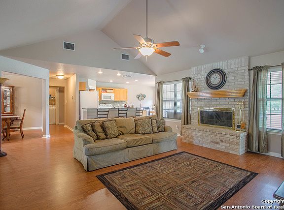 4th image of 365 Whispering Oaks Dr